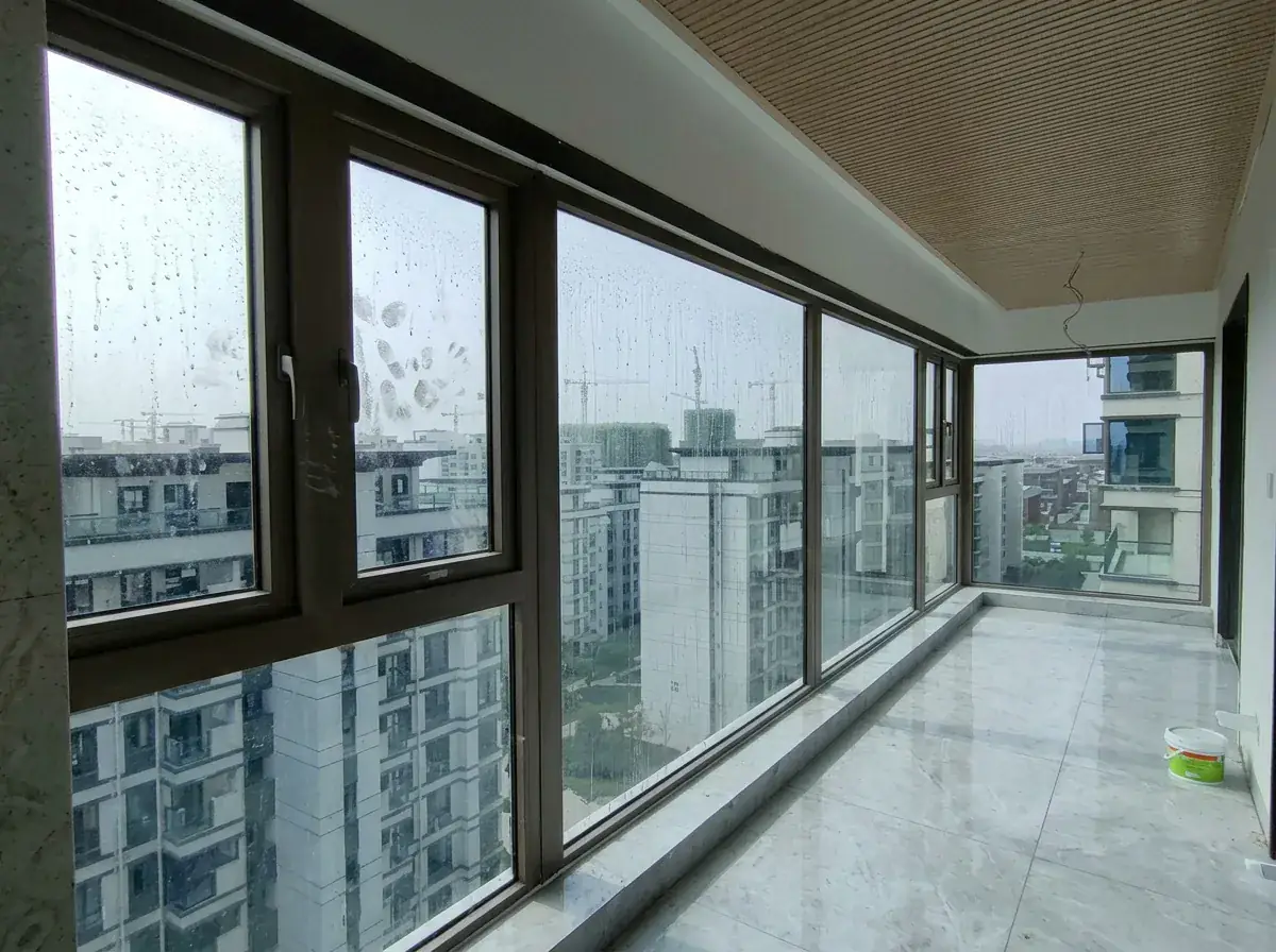 Vitres appartement avant nettoyage – traces et buée